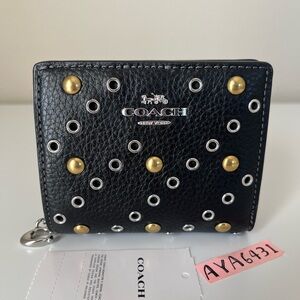 Coach Snap Wallet With Rivets🎈🎈